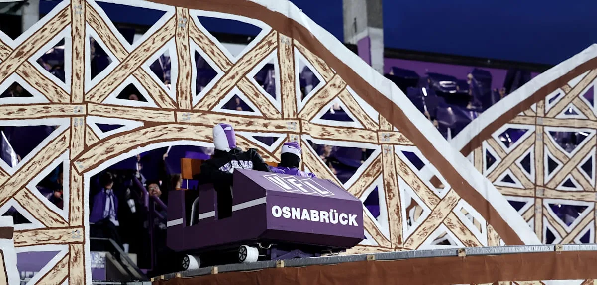 Plötzlich fährt eine Achterbahn durchs Osnabrücker Stadion