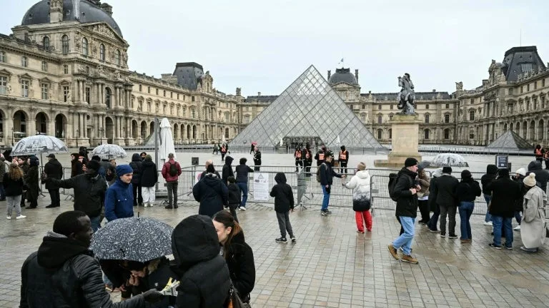 L'accès au Louvre bloqué par des étudiants à Paris "en soutien" au mouvement lycéen