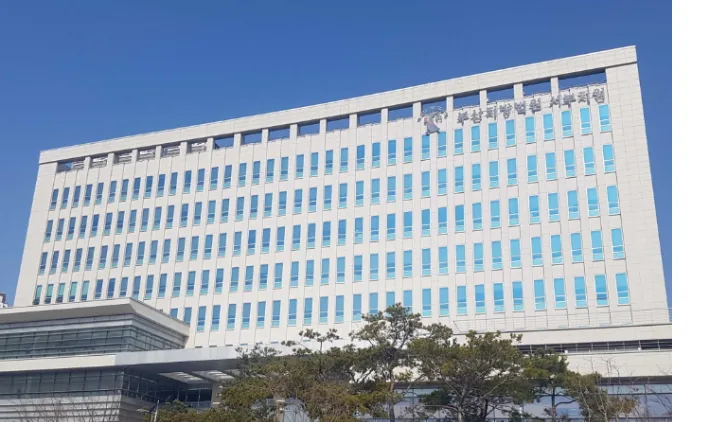 대선 후보 벽보 찢어 가져간 50대 여성, 벌금 100만 원 선고