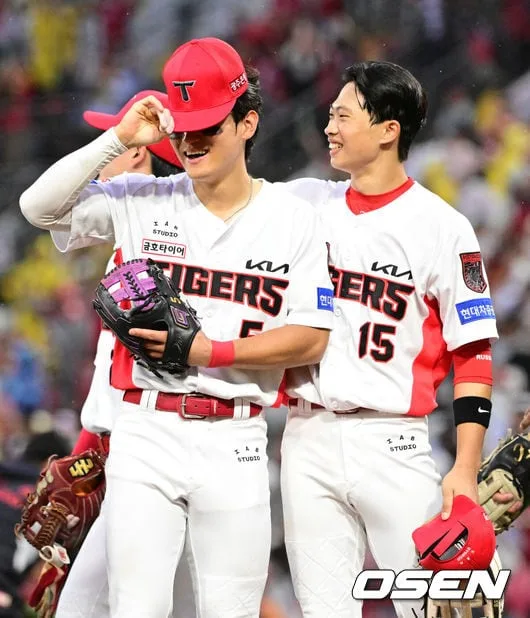 PS 데뷔전 무안타+실책 아쉬움, 2차전 2안타 2득점 활약으로 극복 “첫 경기 긴장한 것 같아, 편하게 하려고 노력했다”