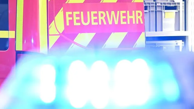 Feuerwehreinsatz: Vier Autos brennen in Berlin – Polizei ermittelt