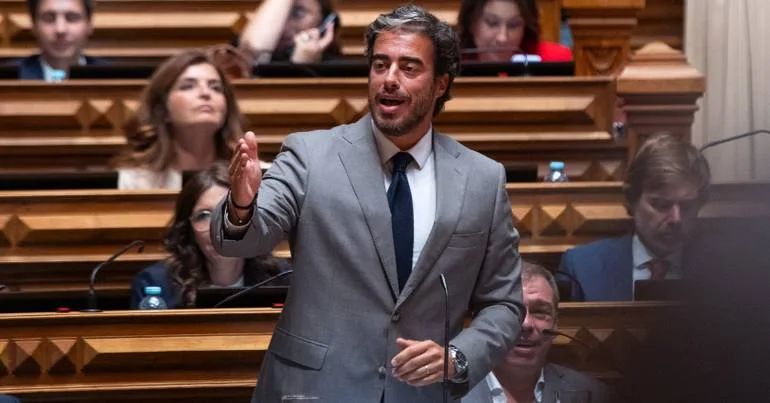 IL abstém-se de CPI mas exige documentação ao Governo