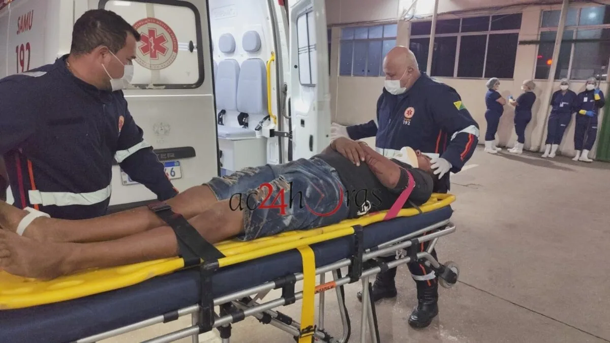 Motocicleta atinge mureta e dois jovens ficam feridos