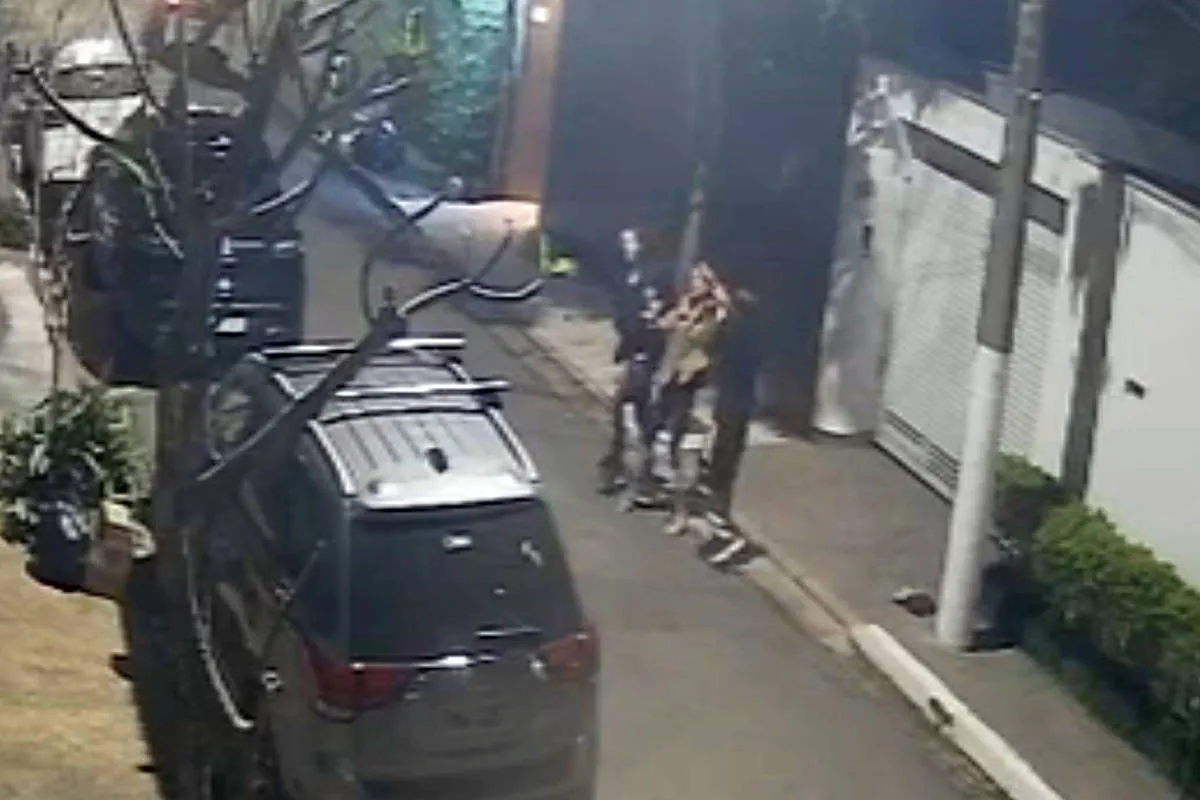 Dentista diz que vizinhos a acolheram após fugir de agressões do marido em rua na zona oeste de SP