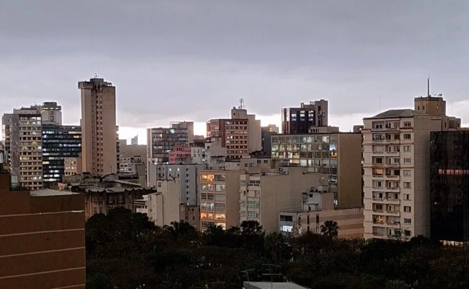Parecia noite: tempo escurece Curitiba em plena tarde e temporal vem logo depois de alerta vermelho da Defesa Civil