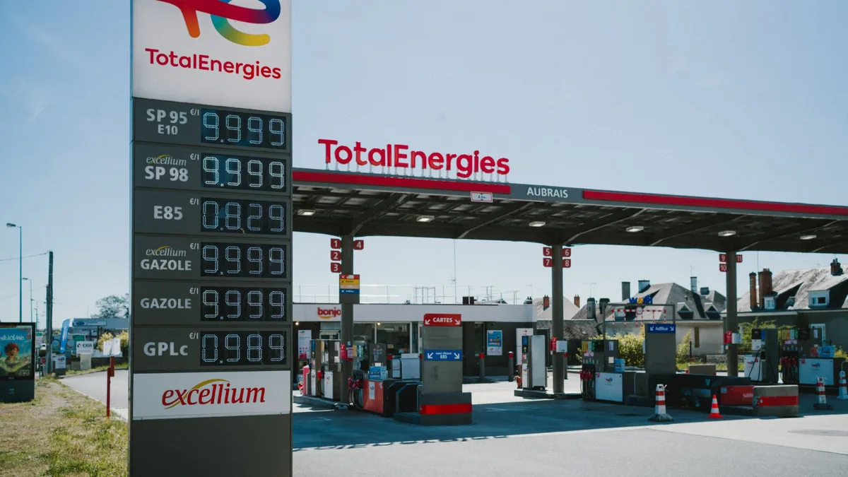 La moitié des stations-service à sec dans certains départements: dans l'Est de la France, le faible niveau du Rhin rend l'approvisionnement en carburants difficile