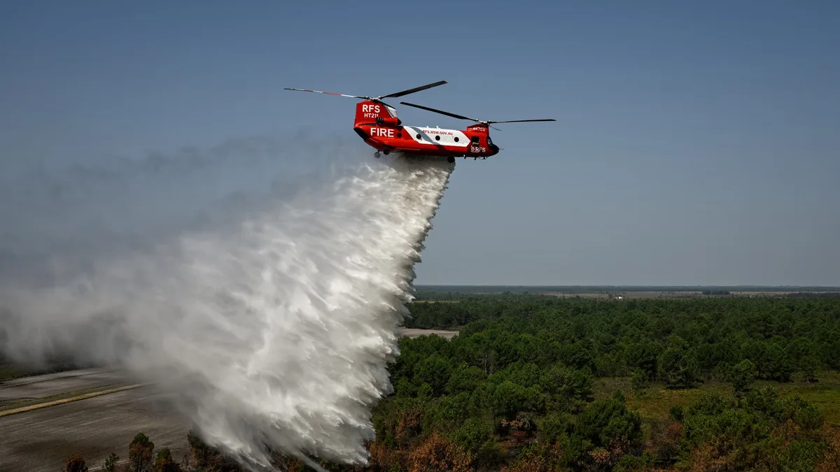 Il peut larguer plus de 11.000 litres en une seule fois: le méga-hélicoptère bombardier d'eau prêté par l'Australie a été utilisé pour la première fois contre l'incendie dans les Landes