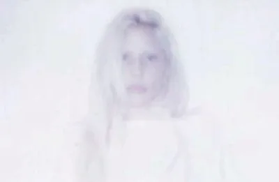 Lady Gaga ressurge em novas fotos bem Tumblr para divulgar muamba nova de beleza