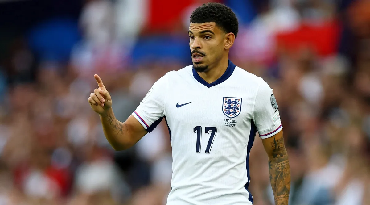 Lo citaron de urgencia a la selección de Inglaterra, grabó un video con su novia y los usuarios estallaron: “Vuelve a tus vacaciones”