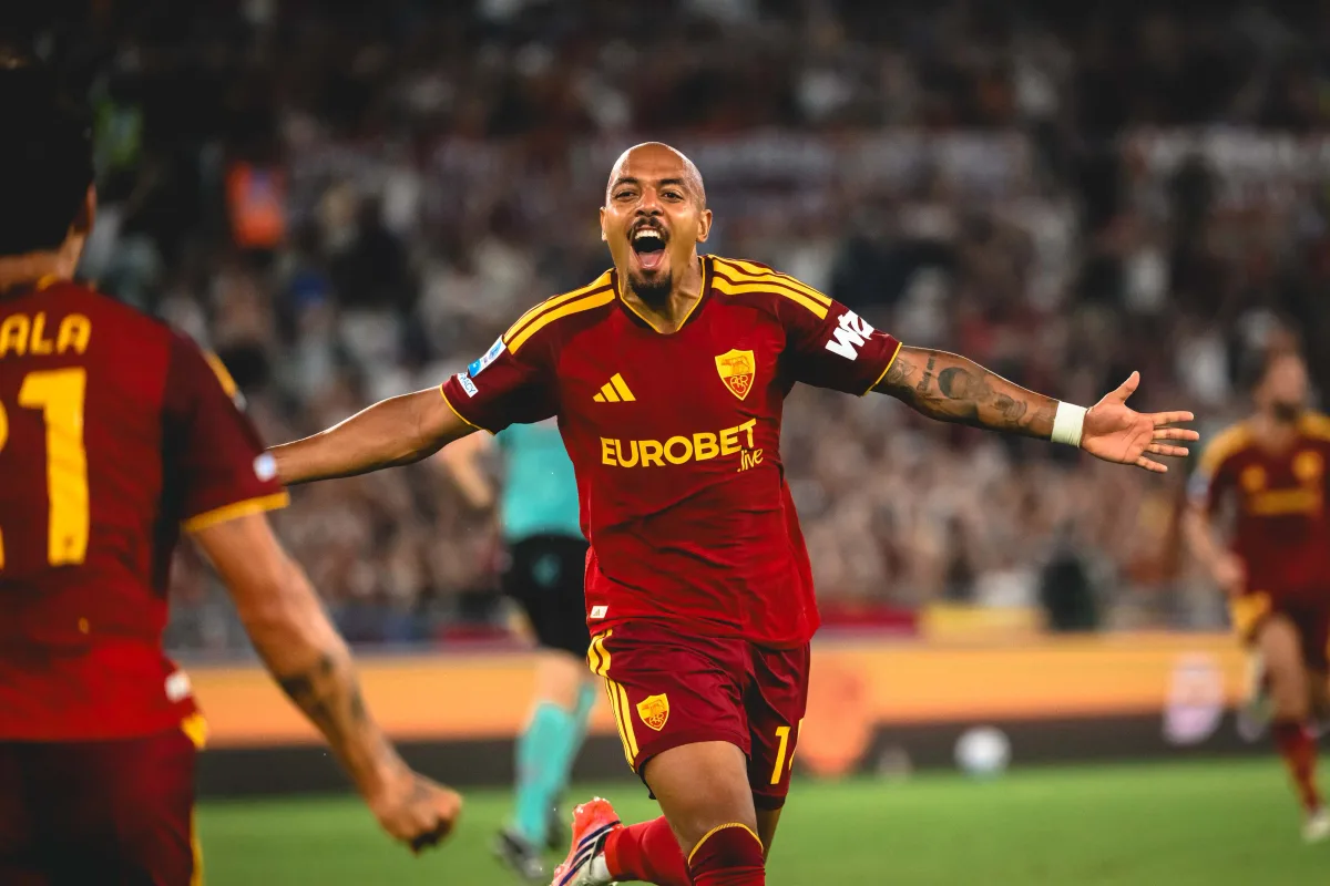 Atacante holandês faz três, e Roma goleia a Fiorentina na estreia pelo Italiano