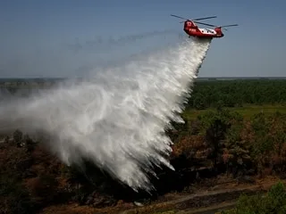 Incendies : qu’est-ce que le Chinook CH-47D, cet hélicoptère australien prêté à la France pour lutter contre le feu ?