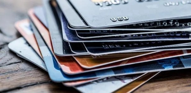 Juro médio do rotativo do cartão de crédito cai a 436,2% ao ano em julho