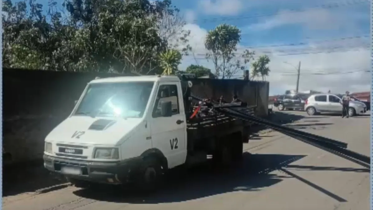 Pedestre morre após ser atingido por barras de ferro que se soltaram de caminhão em Cariacica
