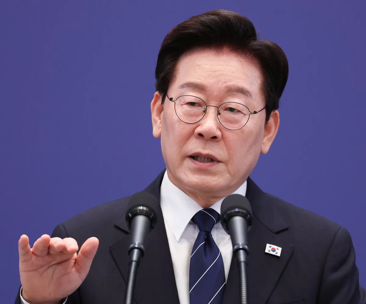 李 기자회견 직후 지지율 반등…10주 만에 하락세 멈췄다 [리얼미터]