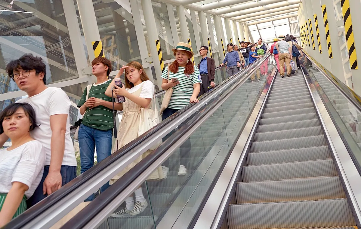 Uma fila ou duas? O dilema das escadas rolantes divide um país ao meio