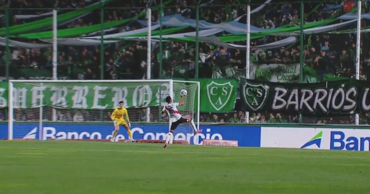 La mano de la polémica en Junín: el VAR le anuló un gol a River por un mínimo toque con el puño de Fausto Vera que generó muchas dudas
