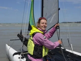 « On va faire un empannage, vous vous rappelez les étapes ? » : elle apprend aux enfants à mettre les voiles