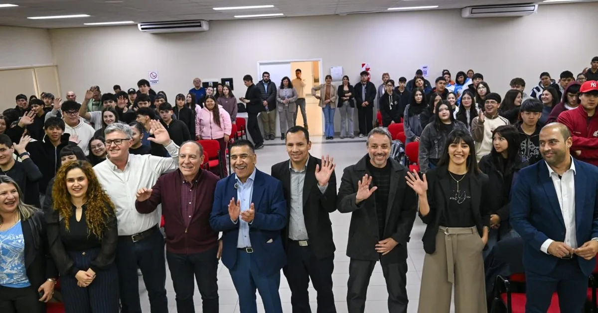 Estudiantina 2026: más de 60 cursos de Cutral Co y Huincul competirán para ganar los premios