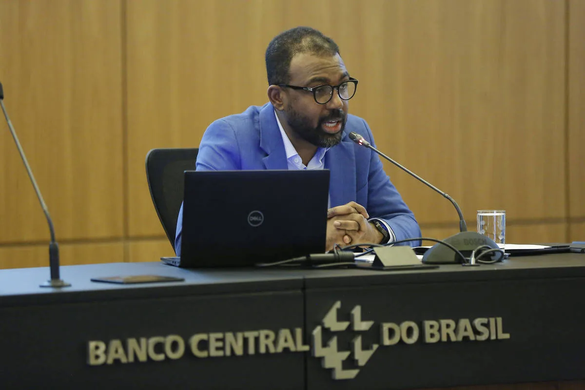 Servidores do BC sob suspeita tiveram reuniões com a PF sobre investigação do Master, diz diretor