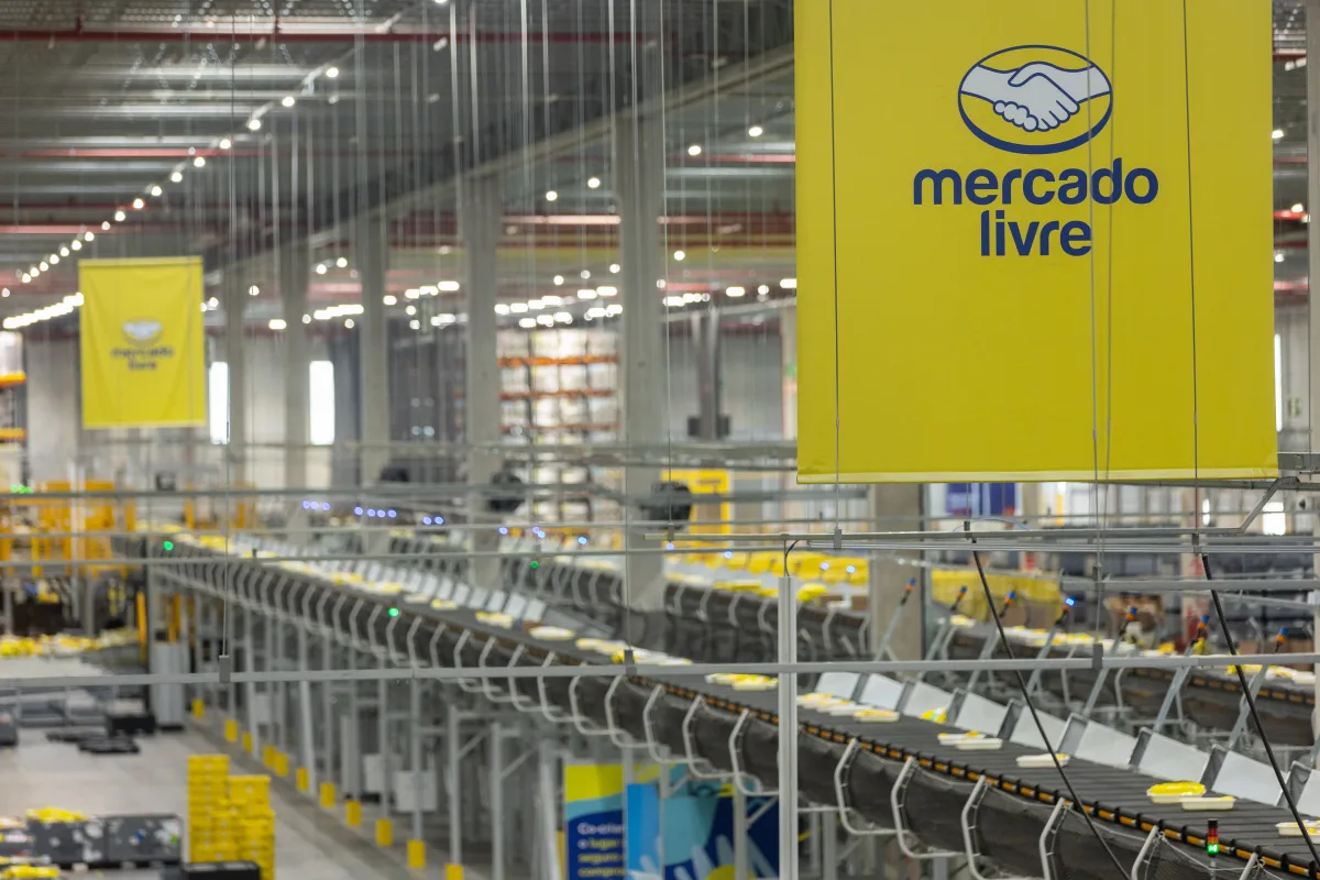 Gigante do varejo dispara na Bolsa após parceria com Mercado Livre