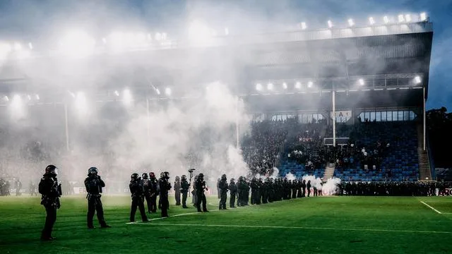 DFB-Pokal: Ein Pokalderby kurz vor dem Abbruch, 85 Verletzte. Was ist passiert?