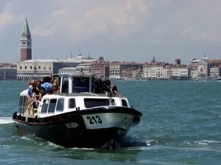 Leur bateau de pêche est percuté par un taxi dans la lagune de Venise, deux jeunes mariés meurent tragiquement