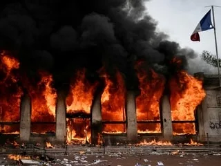 Manifestation du 17 octobre : une antenne de l’office de tourisme incendiée et saccagée à Lyon
