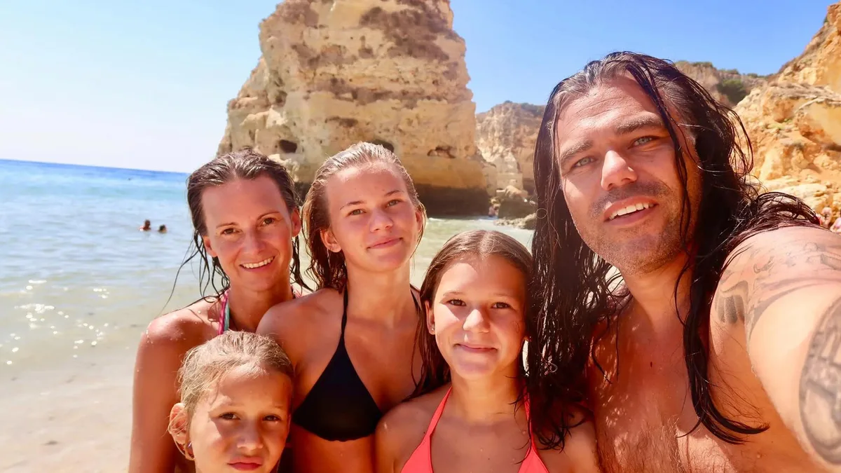La ‘Familia Bitcoin’ que vendió su patrimonio por criptomonedas: ahora ocultan su dinero en tarjetas de metal en cuatro continentes