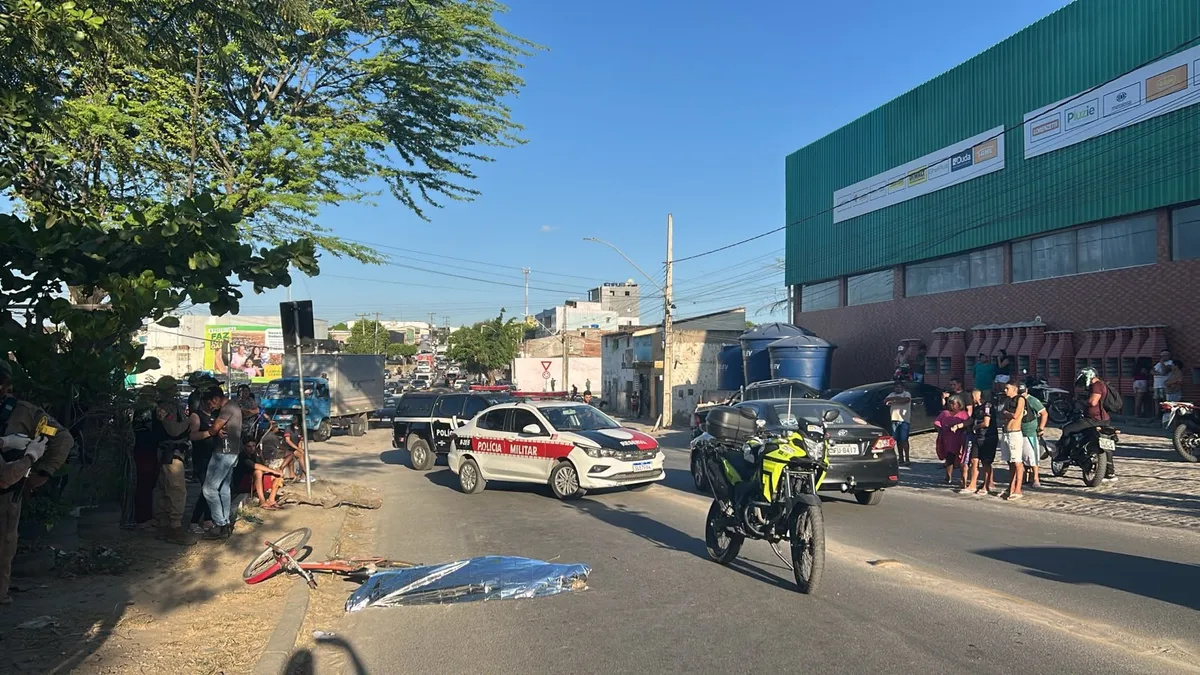 Homem morre após ser atropelado por carreta enquanto pedalava, em Campina Grande