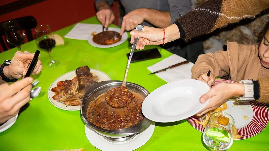 Qual é o melhor horário para jantar e por que comer a mesma coisa tem efeitos diferentes dependendo da hora do dia?