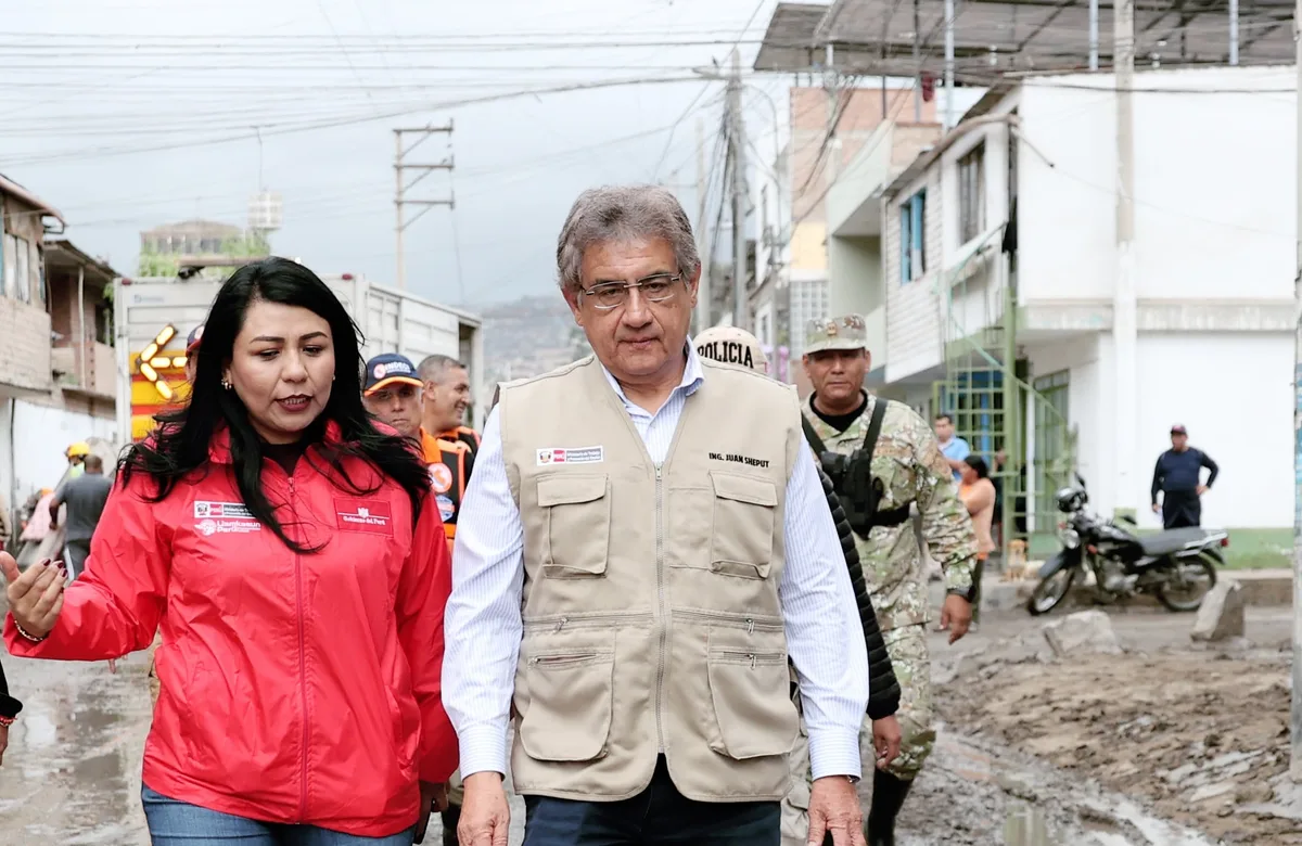 Mano derecha de César Acuña dirige programa en gobierno de Fujimori y contrató a aportantes que financiaron su campaña