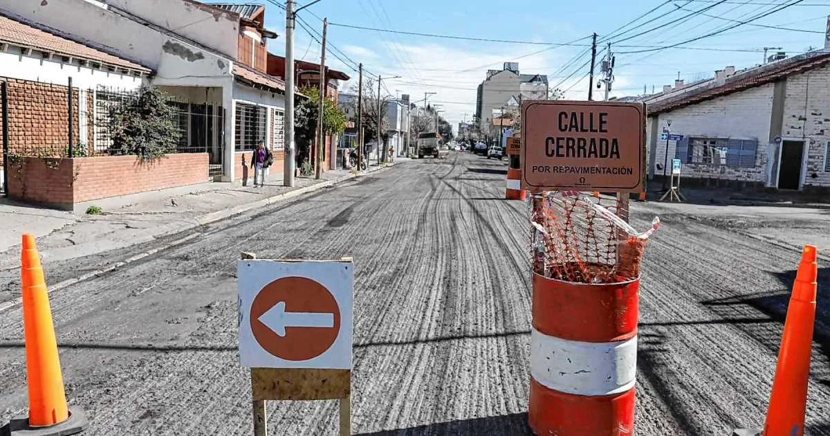 Repavimentan en Neuquén la calle Alderete, una de las troncales de acceso al centro