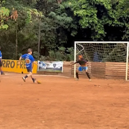 Pelada rende gol e 4 pontos no rosto de deputado