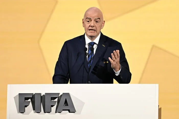 FIFA 평의회서 고개 숙인 인판티노, 3시간 반 뭇매…"회장 자격 없다" 퇴진 압박도