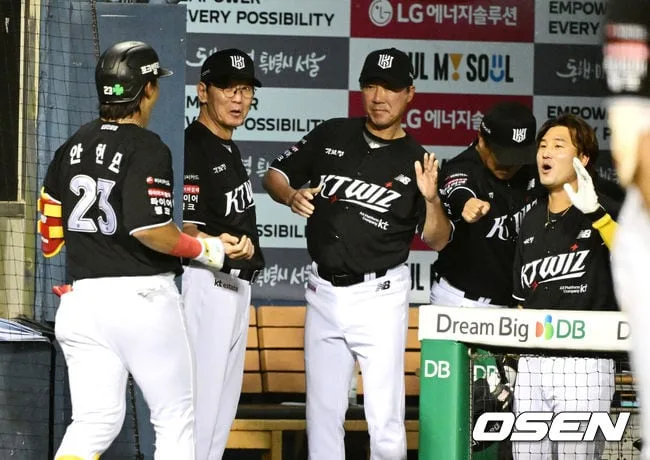 “1위? 남들이 안 하니까, 어쩔 수 없이 우리가 한다” 1위 KT가 졌는데, 2위 삼성은 9회 충격 역전패 하다