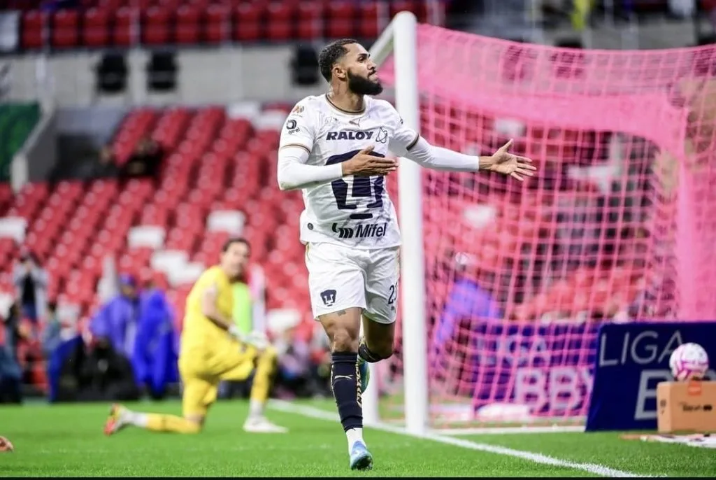 Juninho, ex-Flamengo, marca dois e garante vitória do Pumas no México