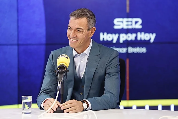Sánchez se entrevista solo y todo bien, normal