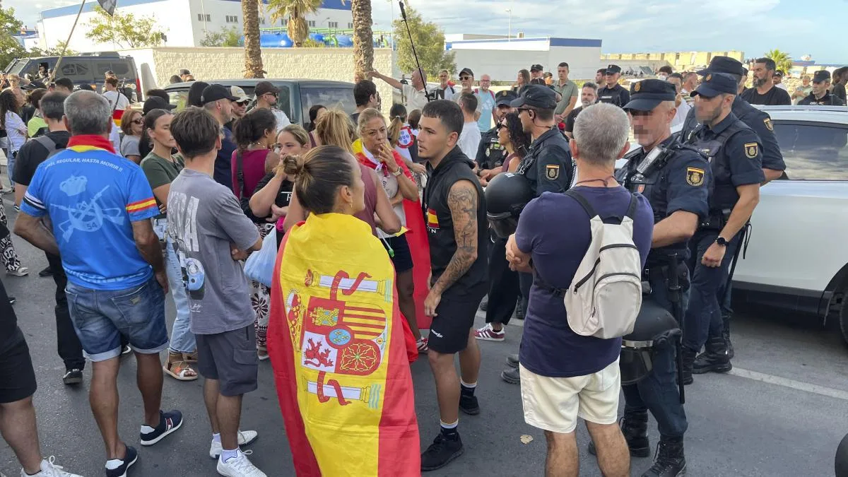 Vecinos de Ceuta irrumpen en la playa del Trampolín para destruir el campamento de migrantes