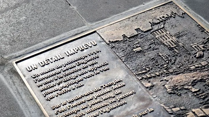 Les deux premiers hommes au monde photographiés immortalisés à Paris par une plaque place de la République