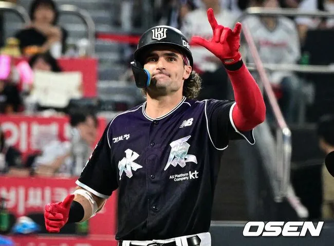 ヒリアード39号、オースティンと並ぶ
