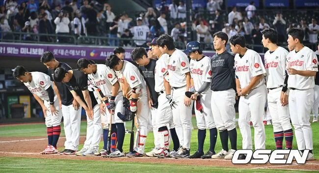 목표가 사라진 팀이라도, 이렇게 무기력해도 될까…'흑역사 9년' 롯데는 2026년 무엇을 남길까