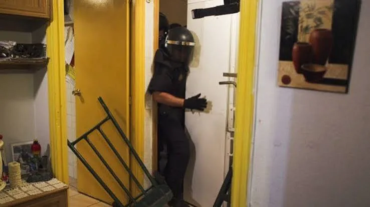 Da pizza à cola na porta: os truques usados pelos okupas para encontrar casas vazias