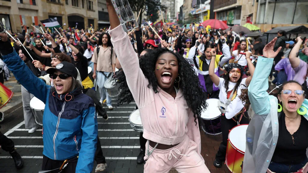 Des milliers de Colombiens dans la rue pour rejeter le gouvernement d'Abelardo de la Espriella