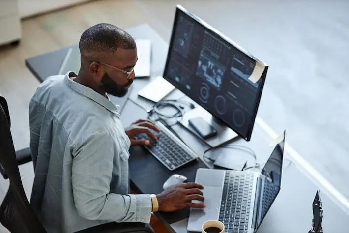 Salários de especialistas e gerentes em tecnologia chegam até a R$ 42 mil; confira valores