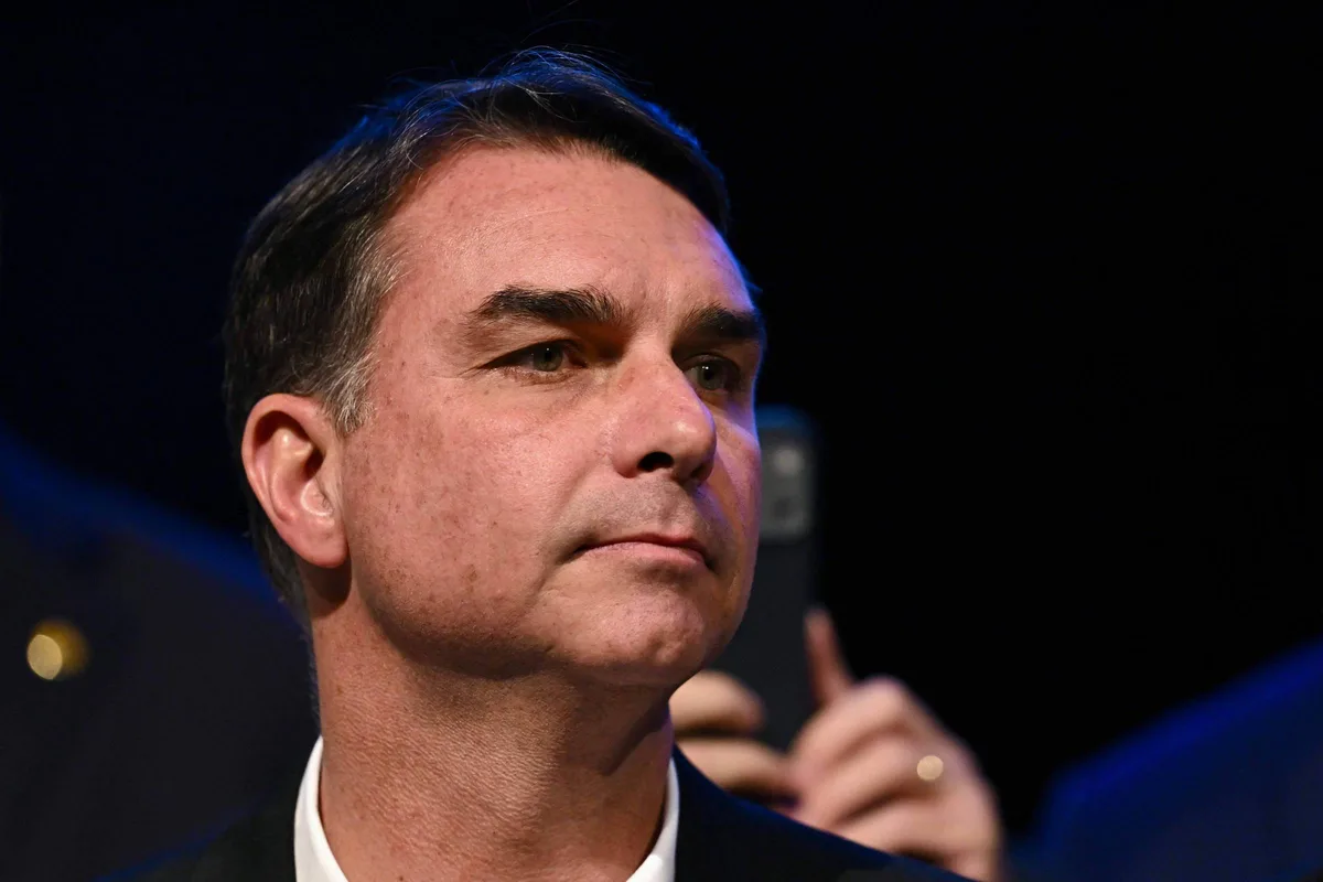 Programa de Flavio aumenta menções a mulheres e idosos com relação ao do pai em 2022