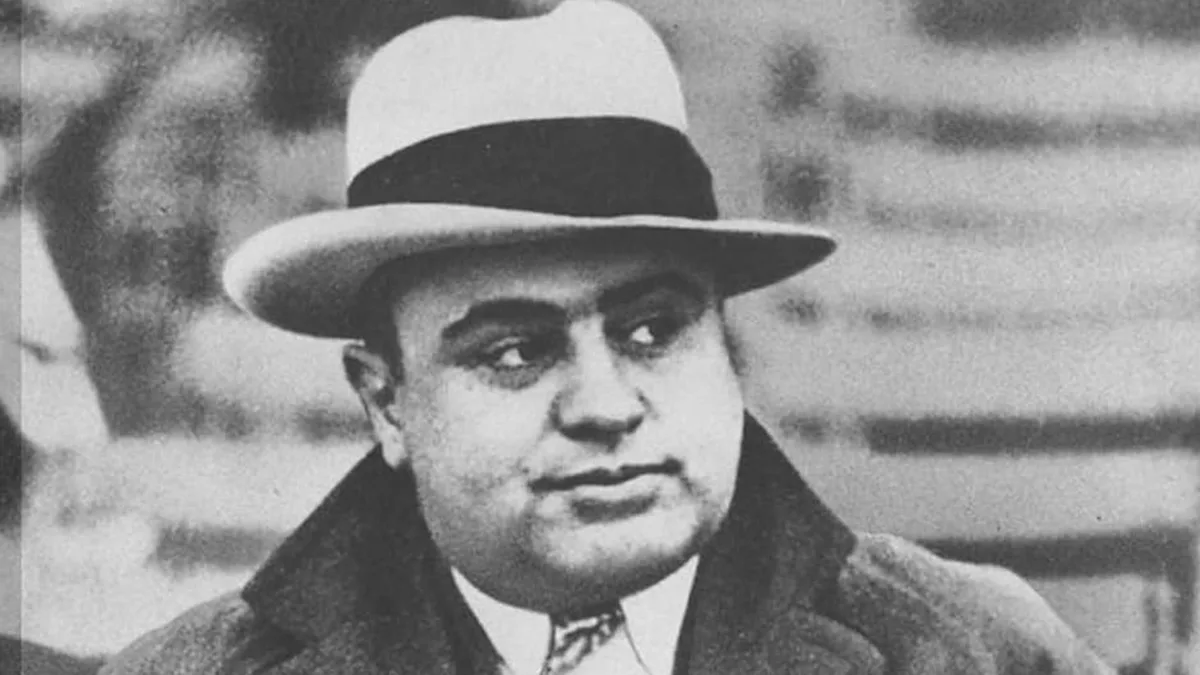 El traje verde de 135 dólares, el jurado comprado y la trampa del juez que hundió a Al Capone: la caída del capo más temido de Chicago