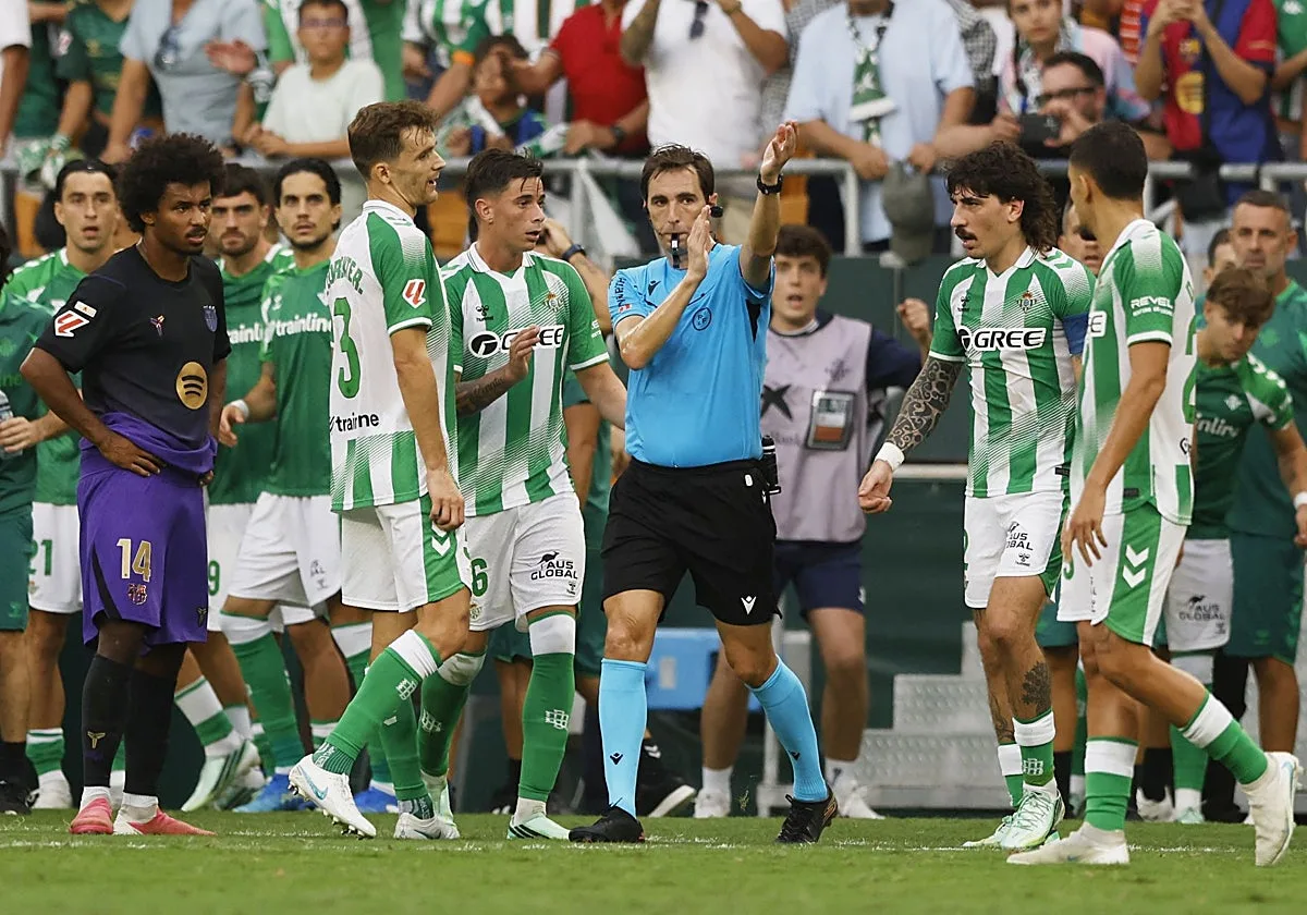 El cambio de tendencia de De Burgos con el Betis después del «derbi del palo»