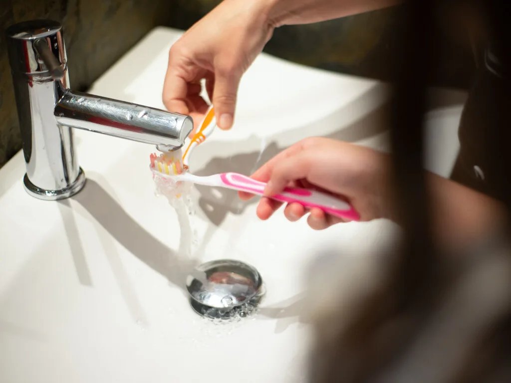 Los dentistas piensan igual: "Si mojas la pasta de dientes con agua antes de cepillarte, estás cometiendo un grave error"