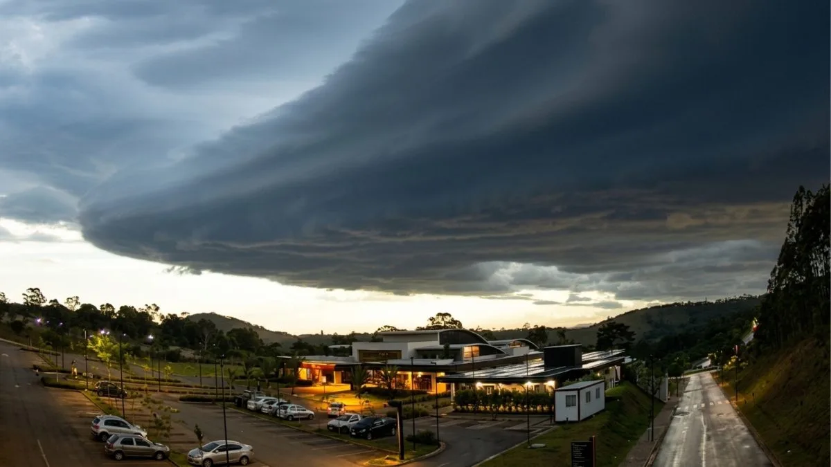 Frente fria ligada a ciclone avança com chuva intensa e temporais nos próximos 2 dias; veja onde pode ter granizo e ventos de até 70 km/h