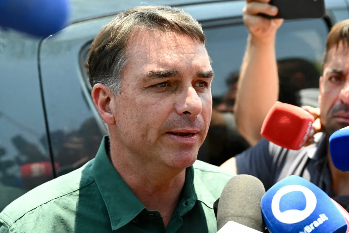 Após quatro horas de ausência, Flávio vota PEC da 6x1 à distância